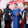 Bupati Kuningan berfoto bersama usai meninjau langsung pelaksanaan launching tahap pertama vaksinasi covid-19.